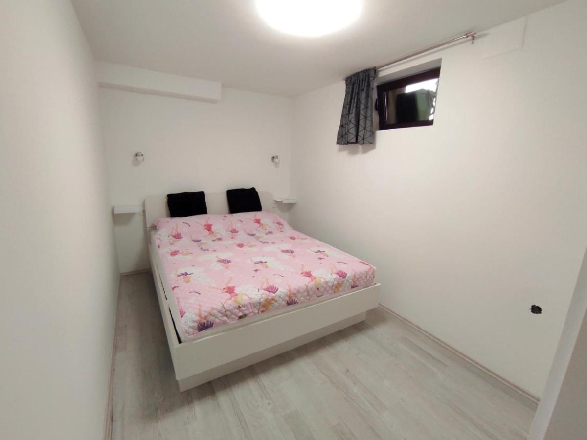 Apartman Dino With Heated Pool Omišalj Exterior foto