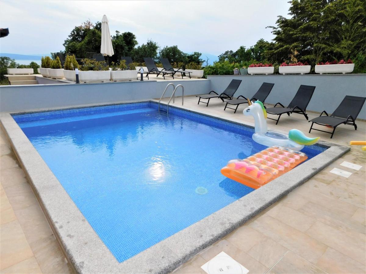 Apartman Dino With Heated Pool Omišalj Exterior foto