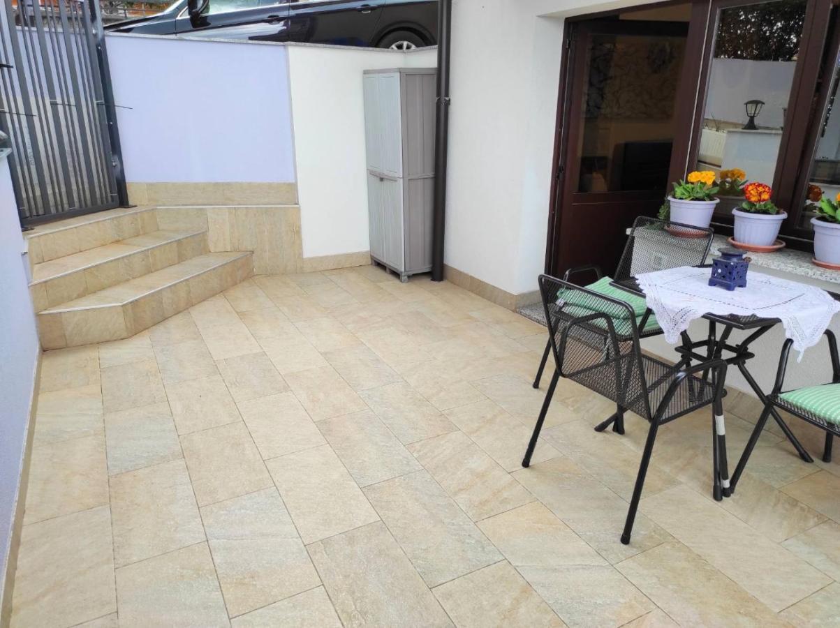 Apartman Dino With Heated Pool Omišalj Exterior foto